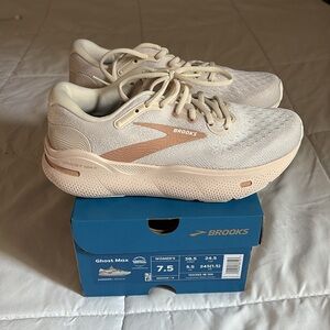 NIB Brooks Ghost Max Women's Shoes in Crystal, Tuscany and White Size 7.5